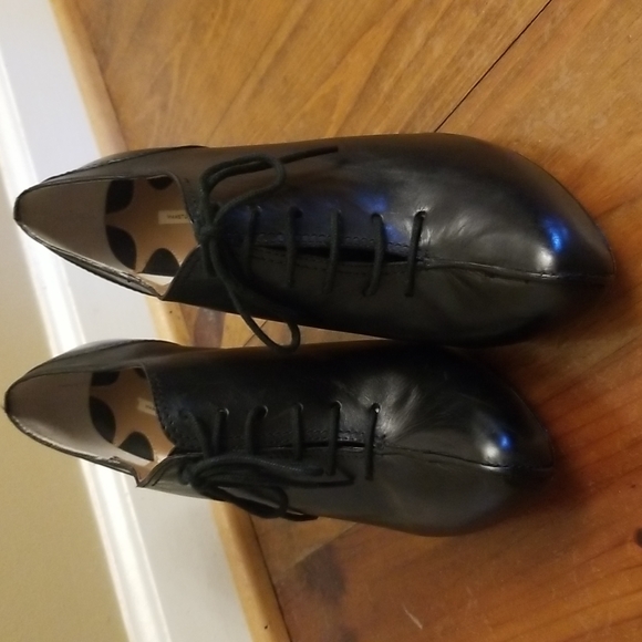 Max Studio black leather shoes. Size 8. EUC - Picture 2 of 8